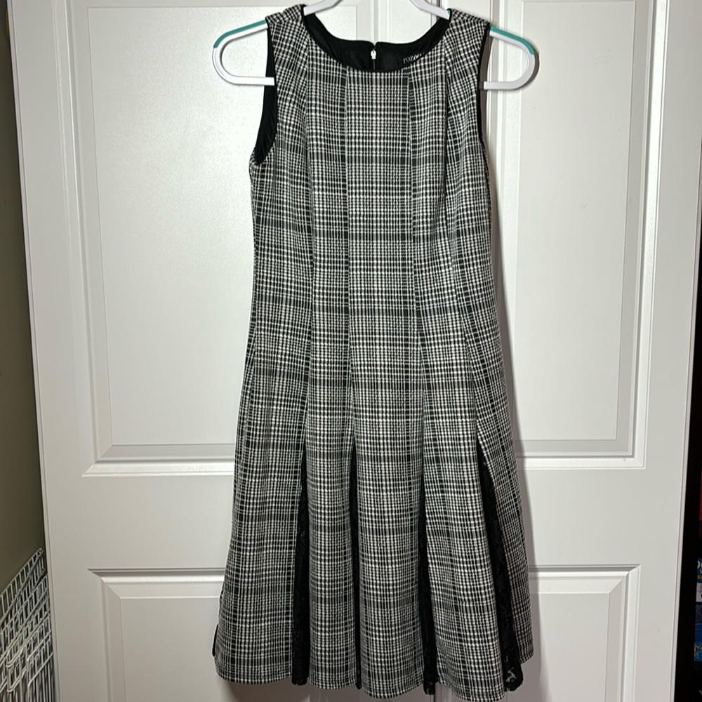 Roz & Ali Black and White Dress